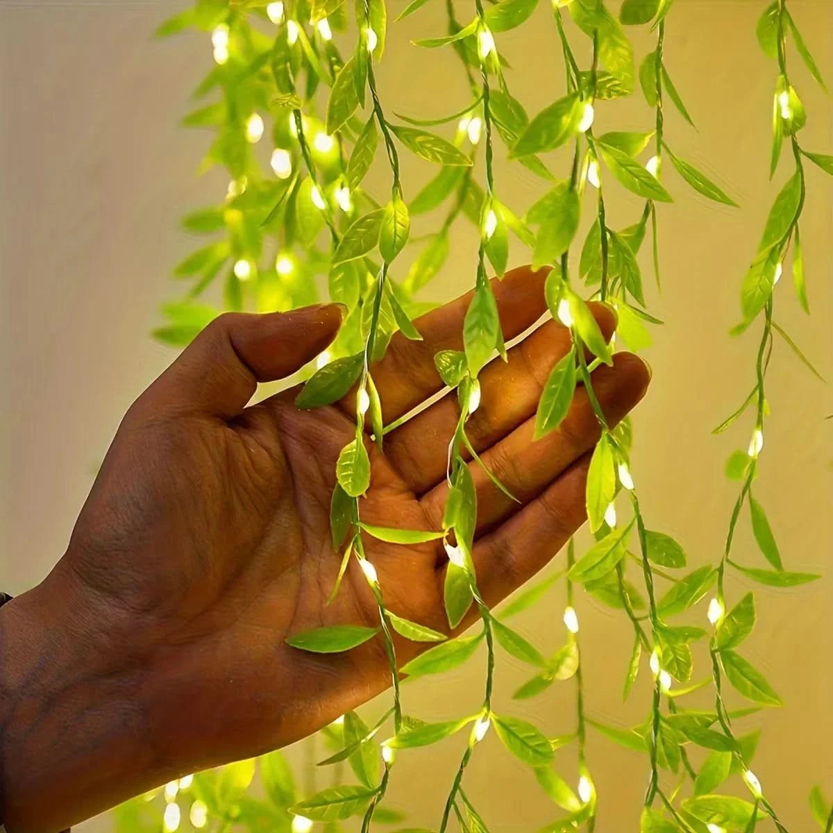 Cortina de Luzes Natalinas com Folhas – Encanto e Magia em Cada Detalhe - Imagem 11