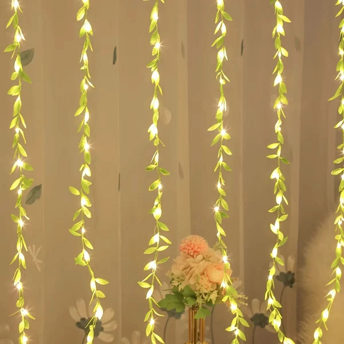Cortina de Luzes Natalinas com Folhas – Encanto e Magia em Cada Detalhe - Imagem 9