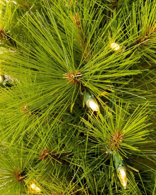 Árvore de Natal Verde Monterey Pine com Galhos Longos, Suporte Metálico e Micro LEDs Embutidos - Imagem 3