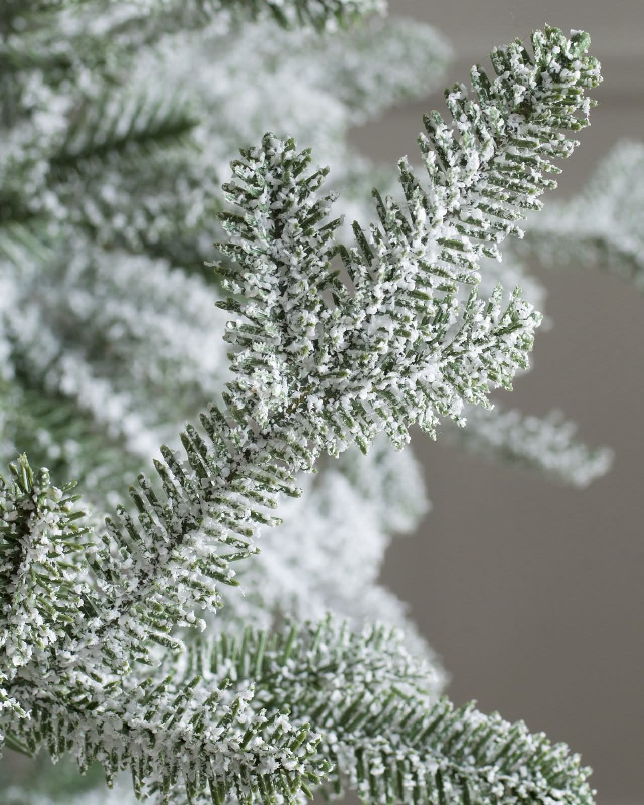 Árvore de Natal Nevada com Galhos Nevados, Suporte Metálico e Micro LEDs Embutidos - Imagem 9