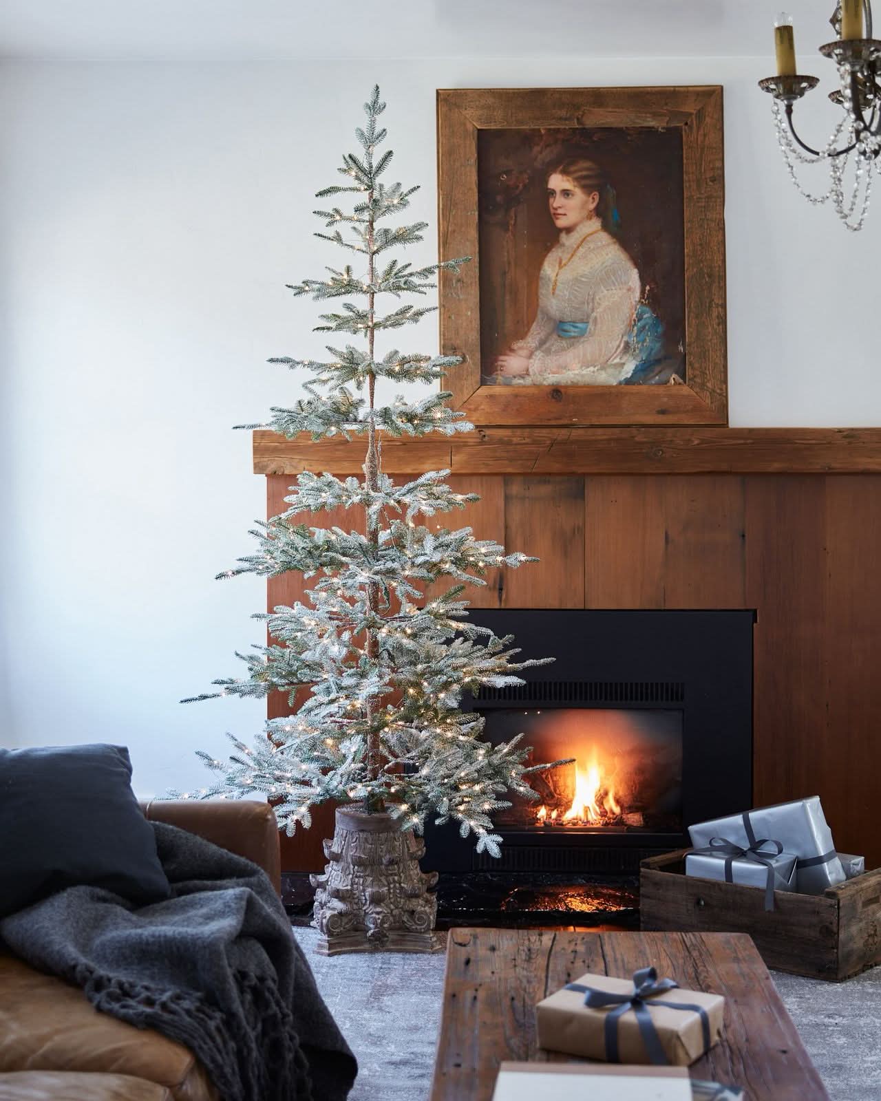 Árvore de Natal Nevada com Galhos Nevados, Suporte Metálico e Micro LEDs Embutidos - Imagem 8