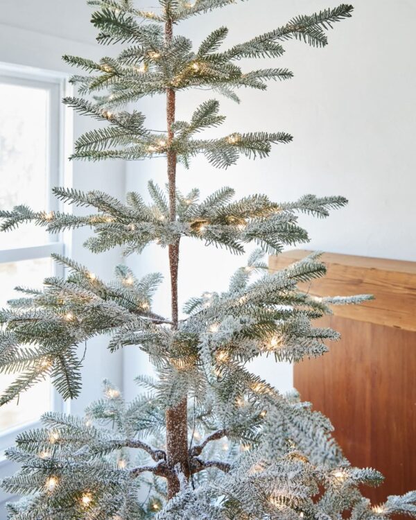 Árvore de Natal Nevada com Galhos Nevados, Suporte Metálico e Micro LEDs Embutidos - Imagem 4