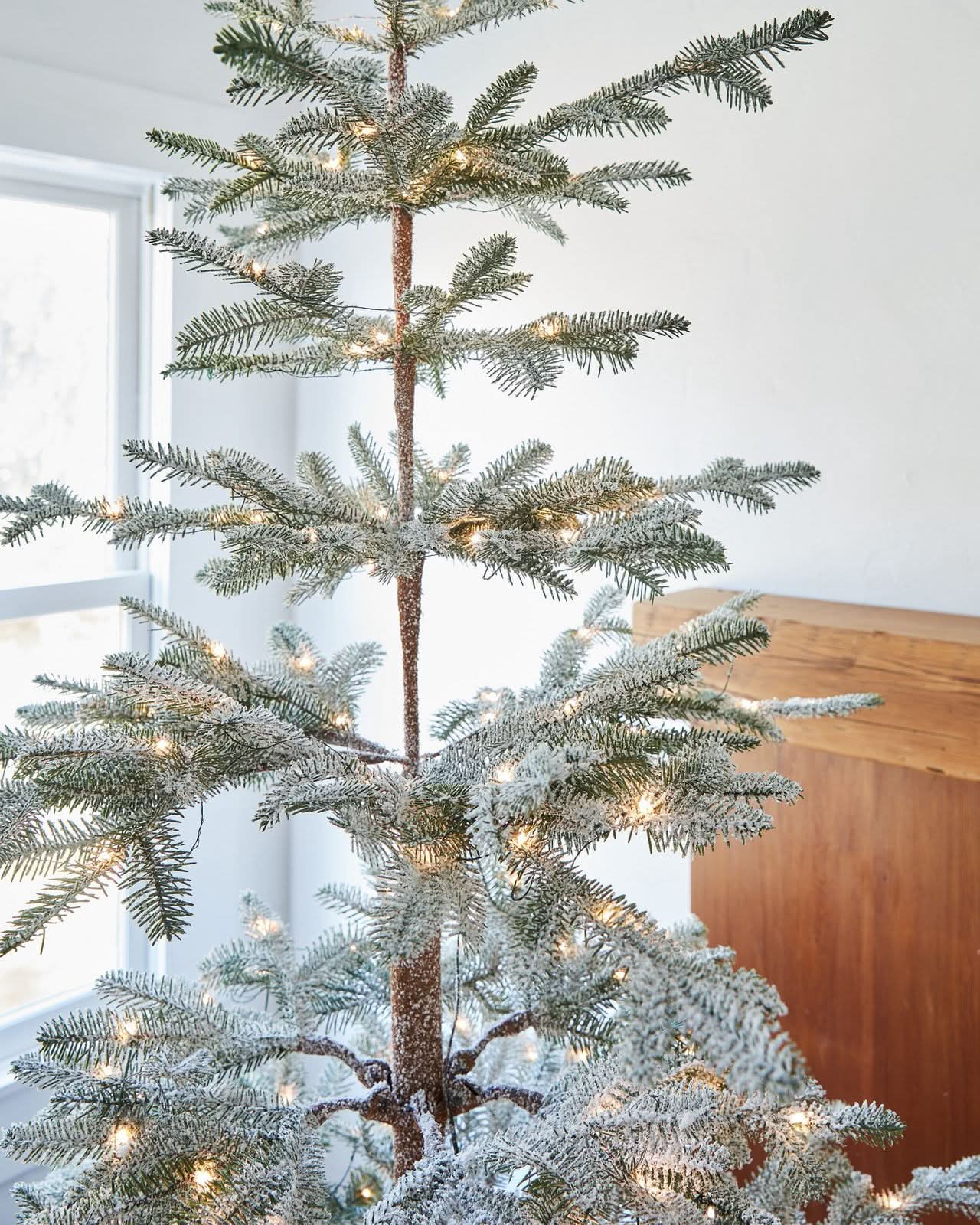 Árvore de Natal Nevada com Galhos Nevados, Suporte Metálico e Micro LEDs Embutidos - Imagem 4