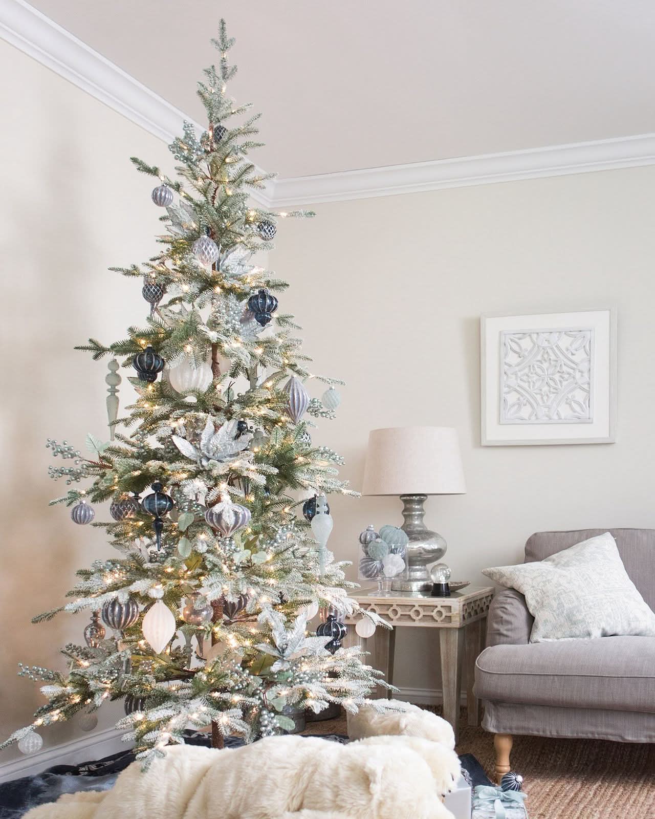 Árvore de Natal Nevada com Galhos Nevados, Suporte Metálico e Micro LEDs Embutidos - Imagem 7