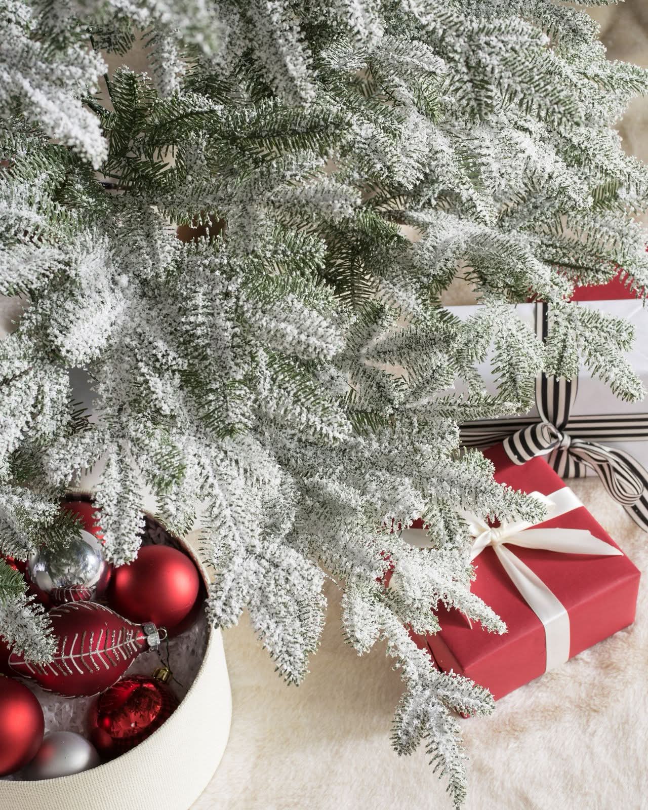 Árvore de Natal Nevada com Galhos Nevados, Suporte Metálico e Micro LEDs Embutidos - Imagem 3