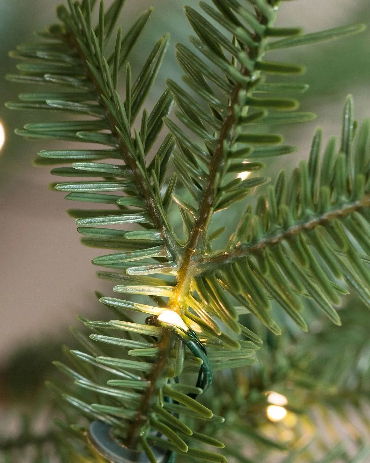 Árvore de Natal Slim Alpine com Galhos Articulados, Suporte Metálico e Micro LEDs Embutidos - Imagem 3