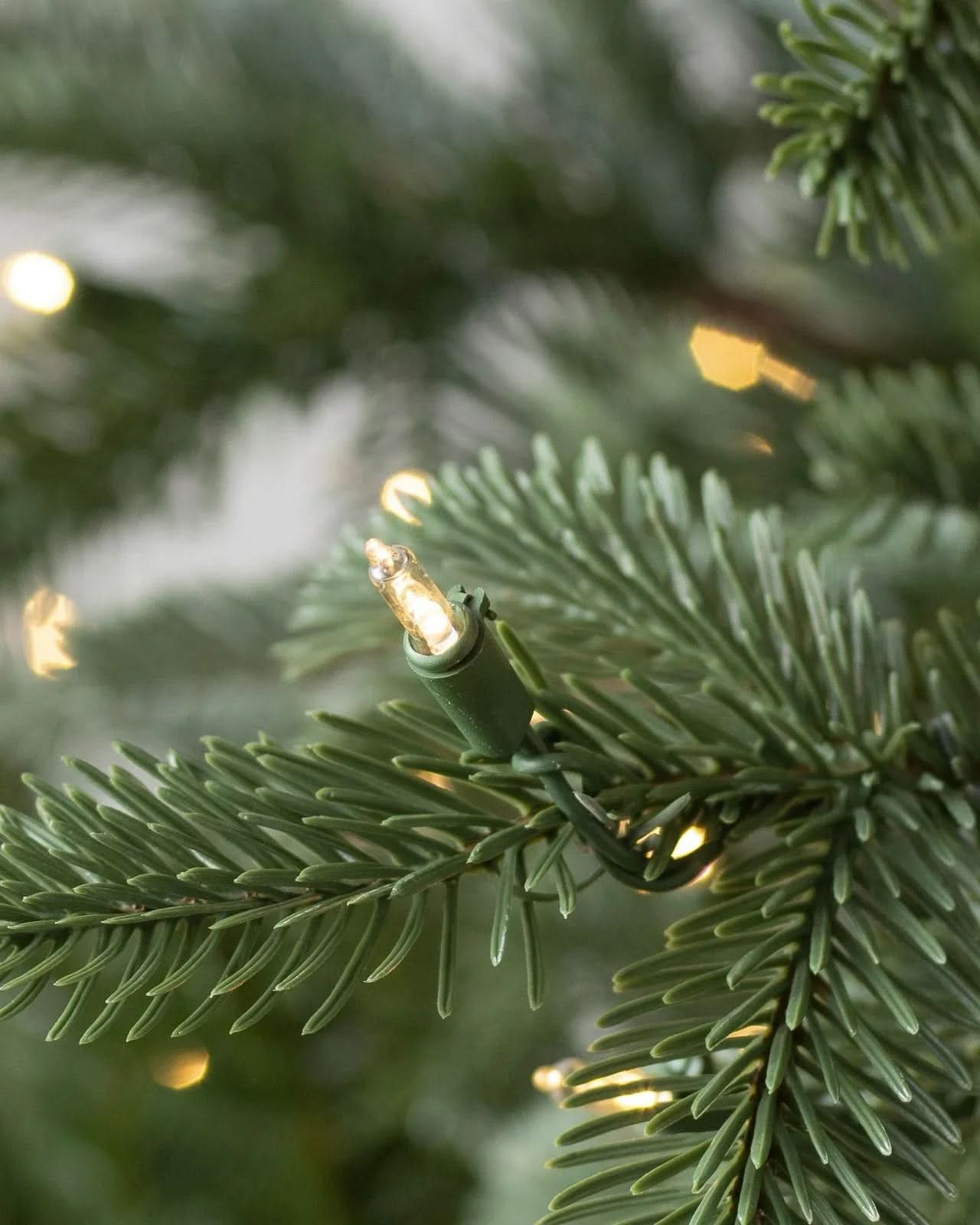 Árvore de Natal European Fir com Galhos Articulados, Suporte Metálico e Micro LEDs Embutidos - Imagem 2