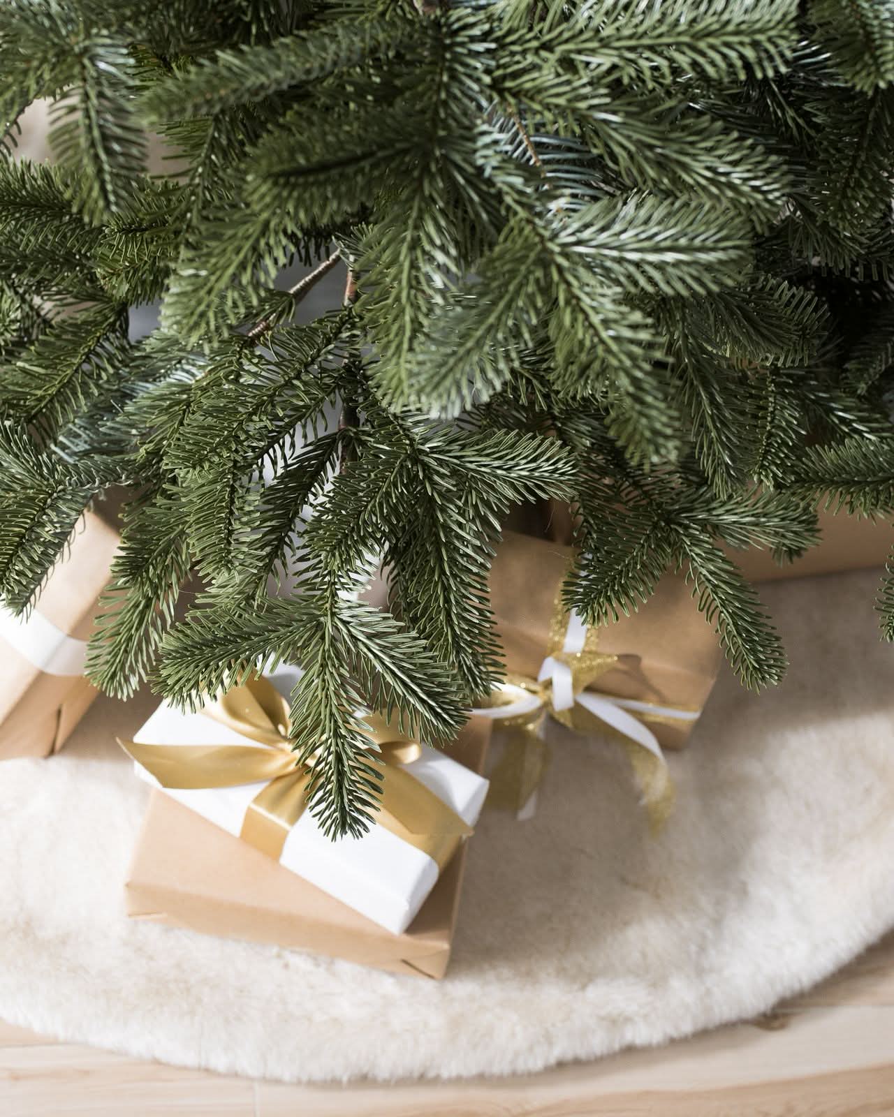 Árvore de Natal European Fir com Galhos Articulados, Suporte Metálico e Micro LEDs Embutidos - Imagem 6