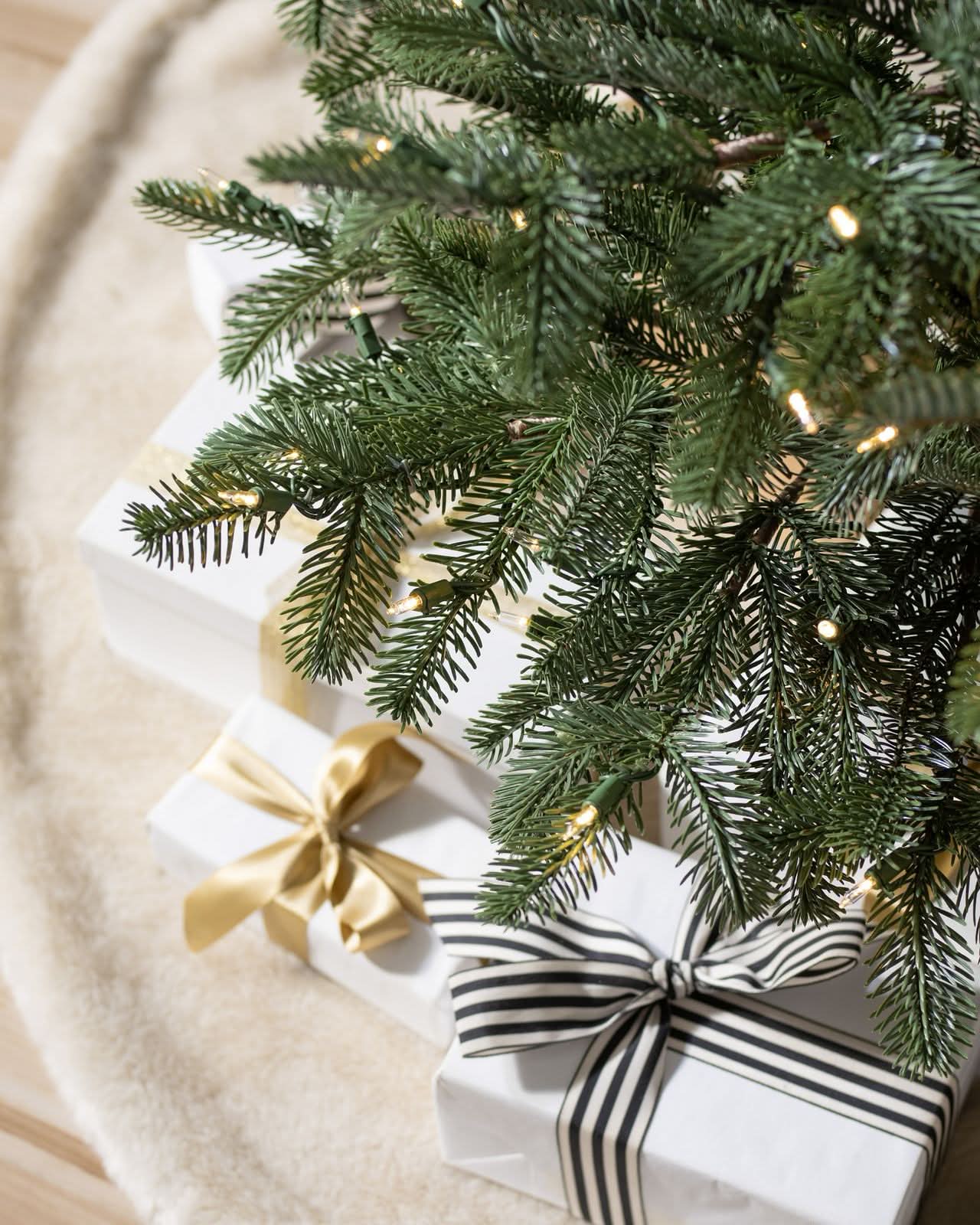 Árvore de Natal European Fir com Galhos Articulados, Suporte Metálico e Micro LEDs Embutidos - Imagem 5