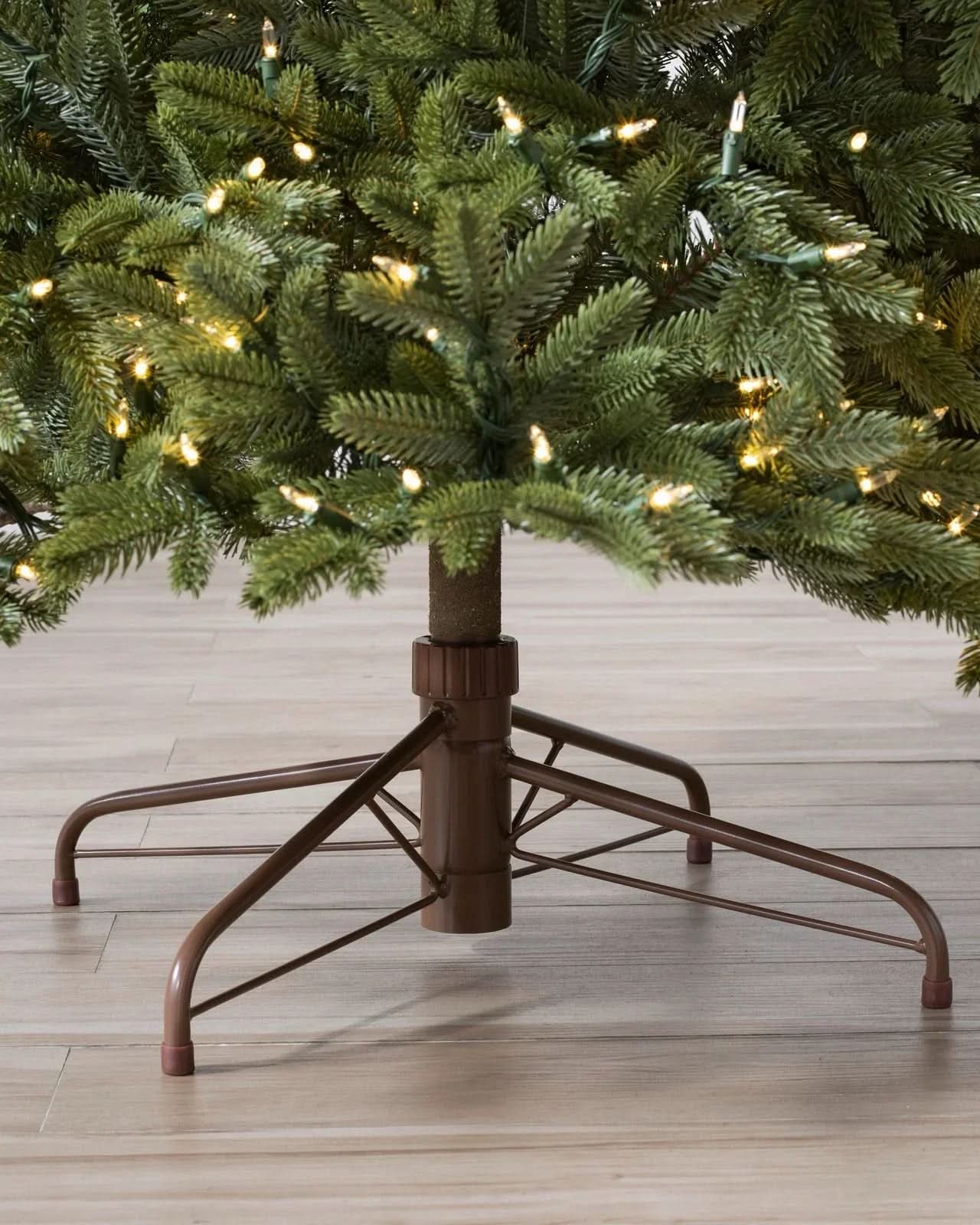 Árvore de Natal Silverado Slim com Galhos Articulados, Suporte Metálico e Micro LEDs Embutidos - Imagem 4