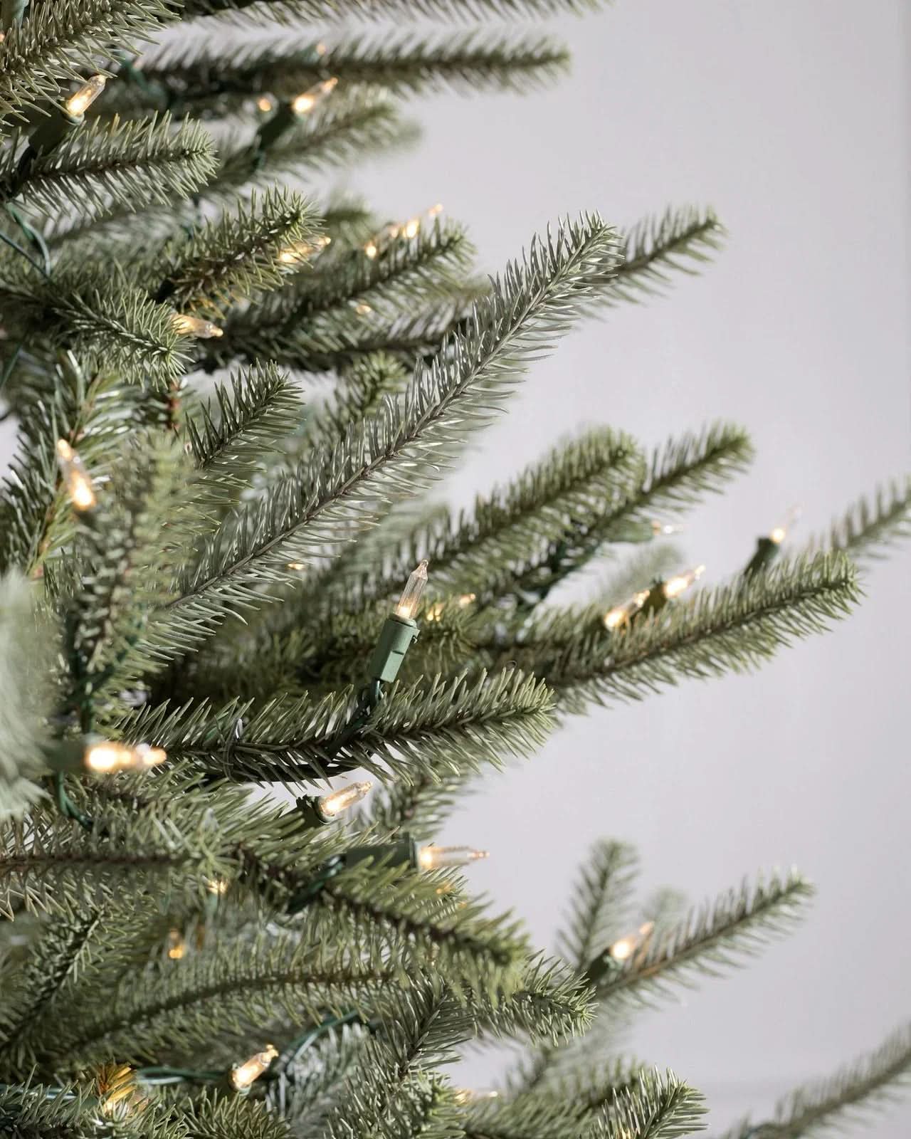 Árvore de Natal Sanibel Spruce com Galhos Articulados, Suporte Metálico e Micro LEDs Embutidos - Imagem 2
