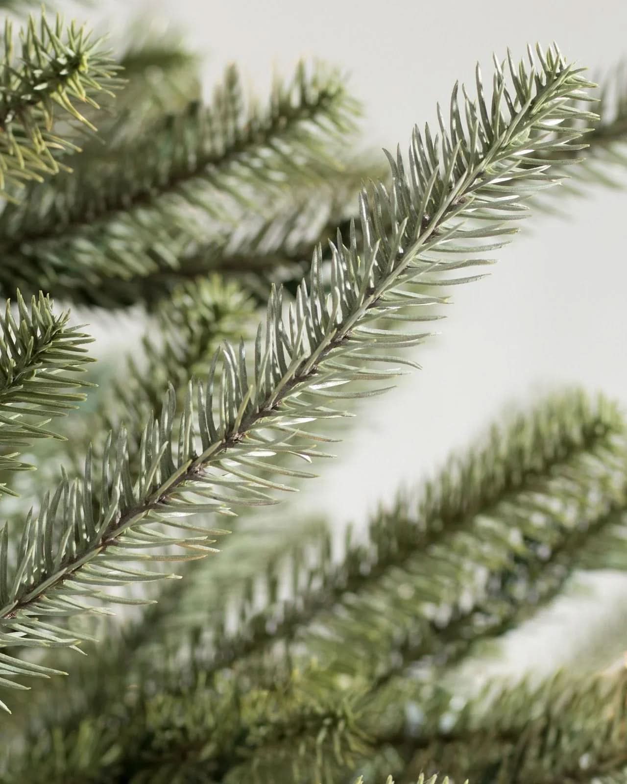 Árvore de Natal Sanibel Spruce com Galhos Articulados, Suporte Metálico e Micro LEDs Embutidos - Imagem 3