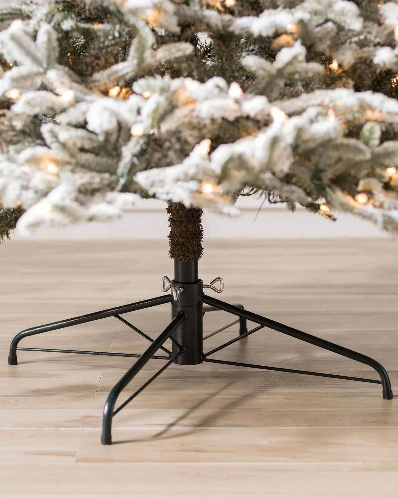 Árvore de Natal Nevada Frosted Fraser com Galhos Articulados, Suporte Metálico e Micro LEDs Embutidos - Imagem 5