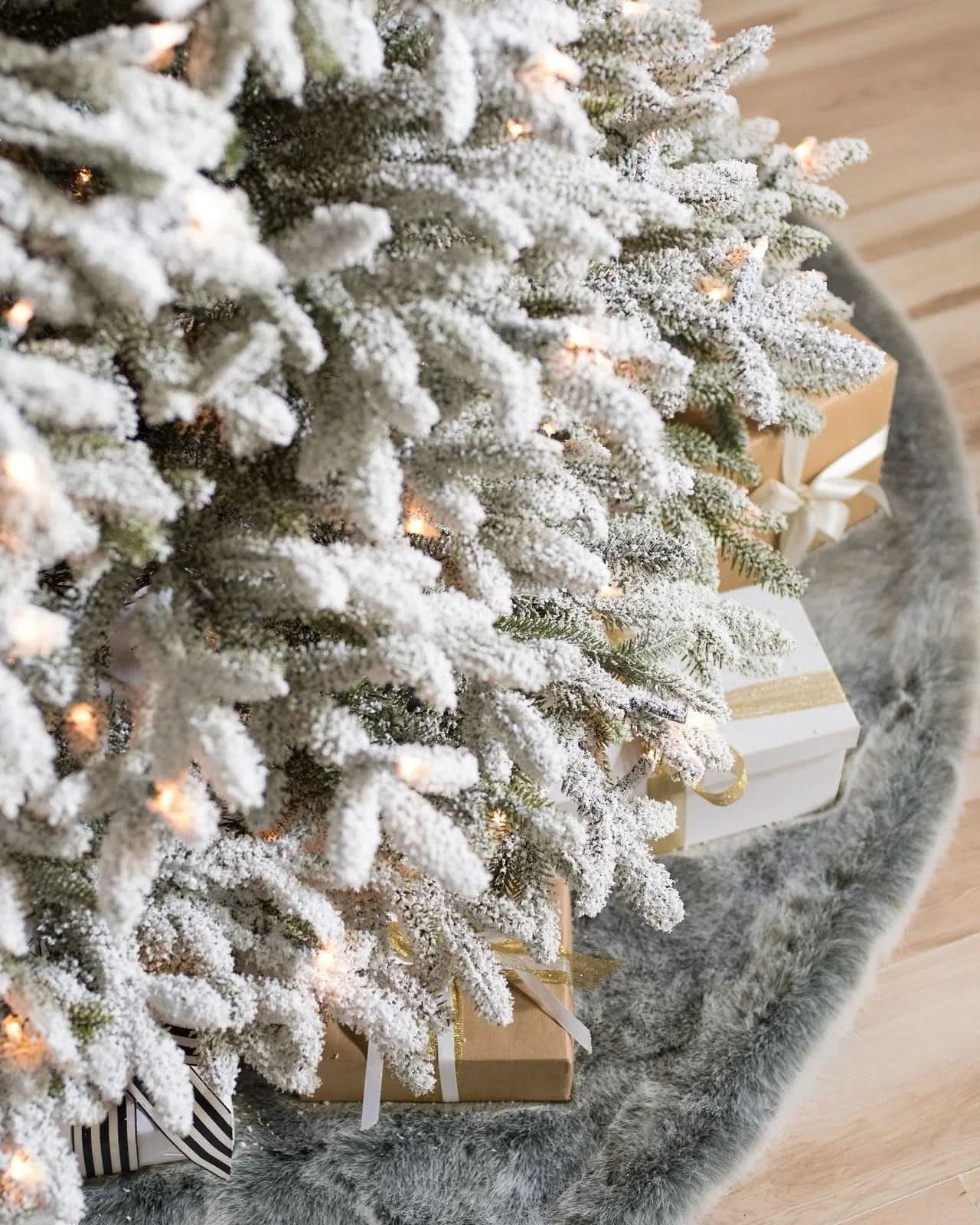 Árvore de Natal Nevada Frosted Fraser com Galhos Articulados, Suporte Metálico e Micro LEDs Embutidos - Imagem 4