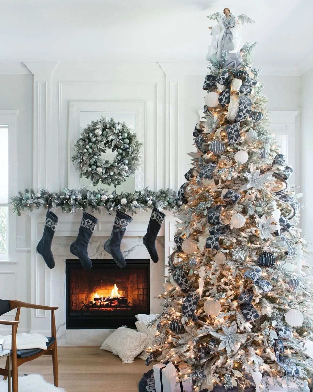 Árvore de Natal Nevada Frosted Fraser com Galhos Articulados, Suporte Metálico e Micro LEDs Embutidos - Imagem 6