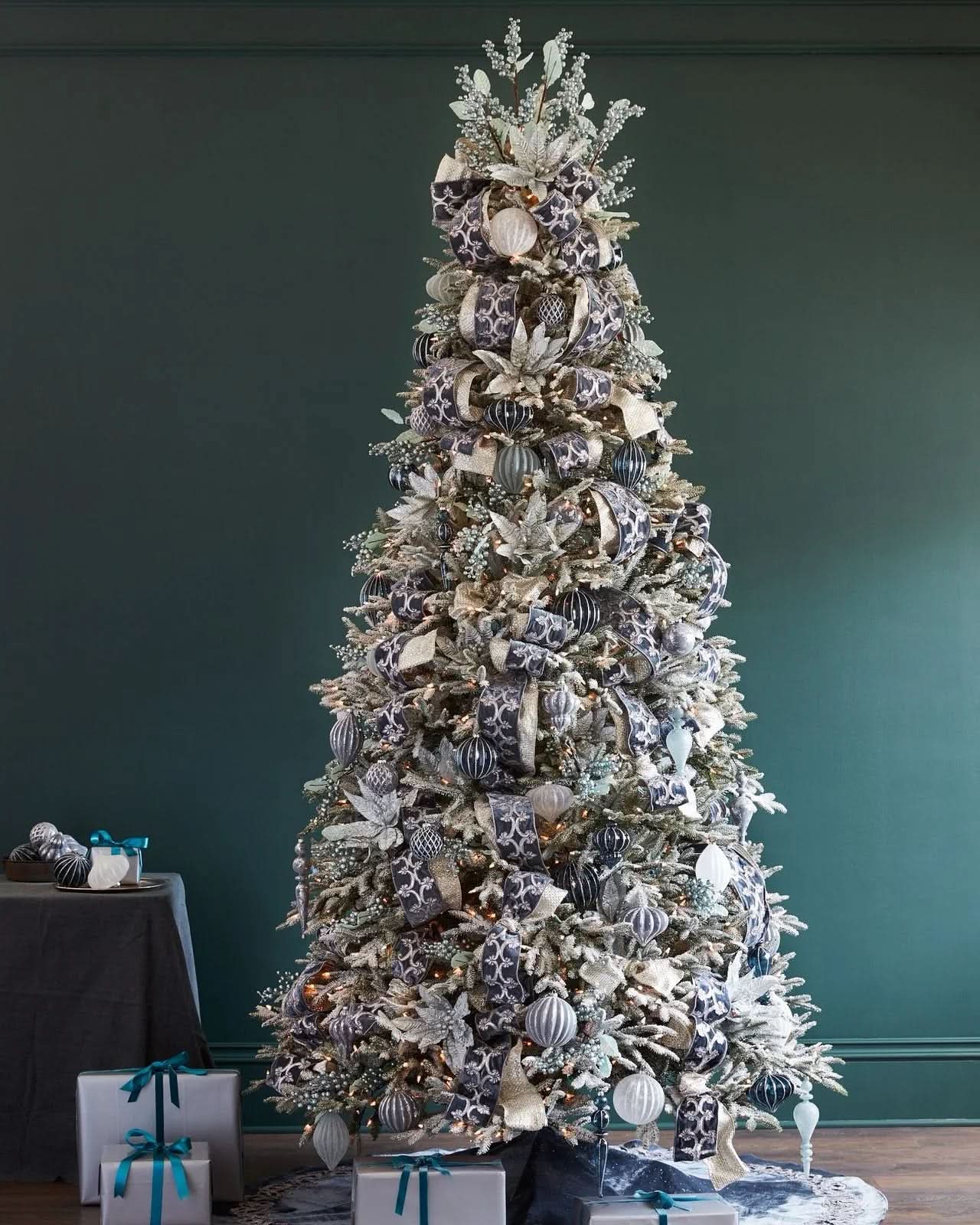 Árvore de Natal Nevada Frosted Fraser com Galhos Articulados, Suporte Metálico e Micro LEDs Embutidos - Imagem 8
