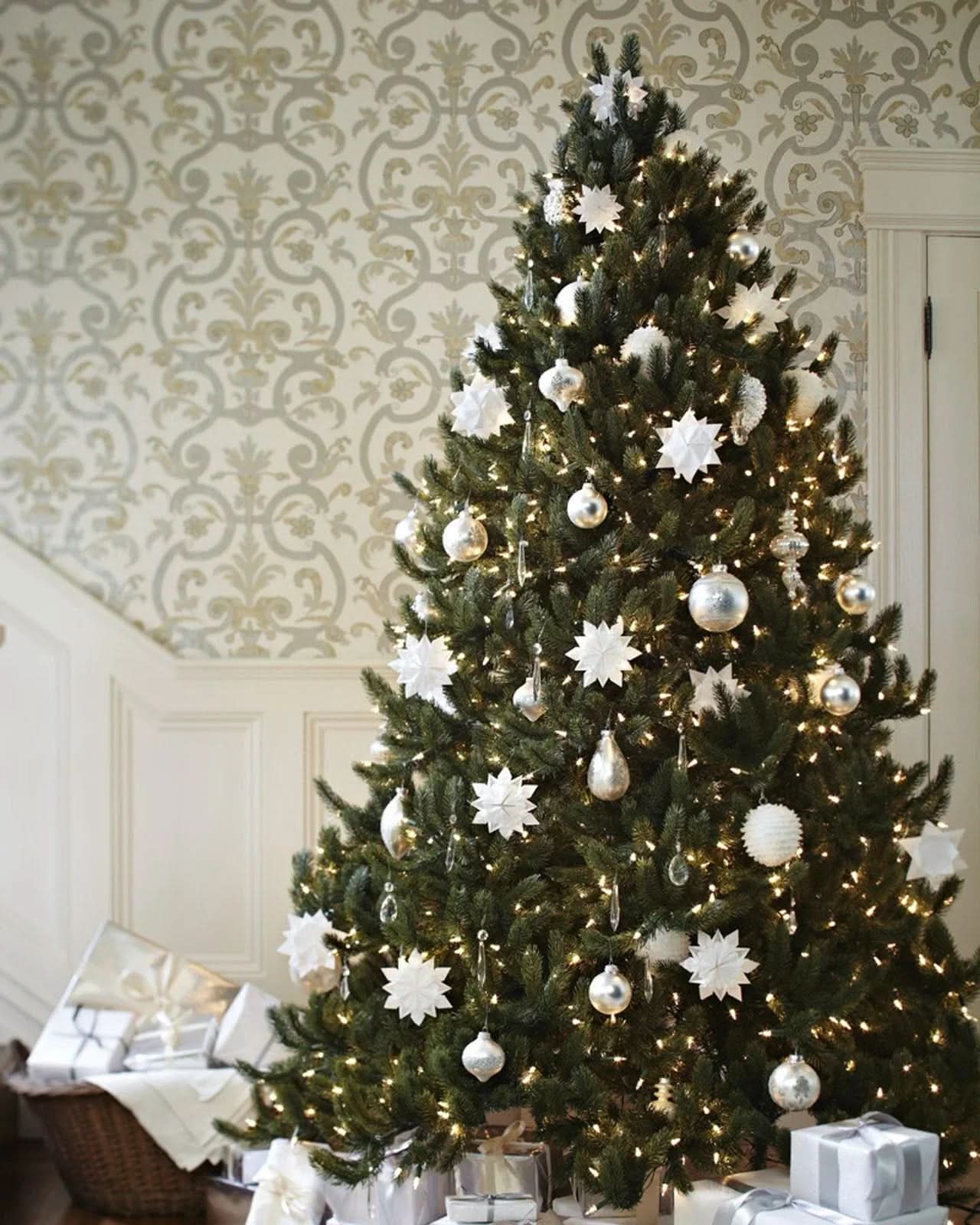 Árvore de Natal Vermont White Spruce com Galhos Articulados, Suporte Metálico e Micro LEDs Embutidos - Imagem 5