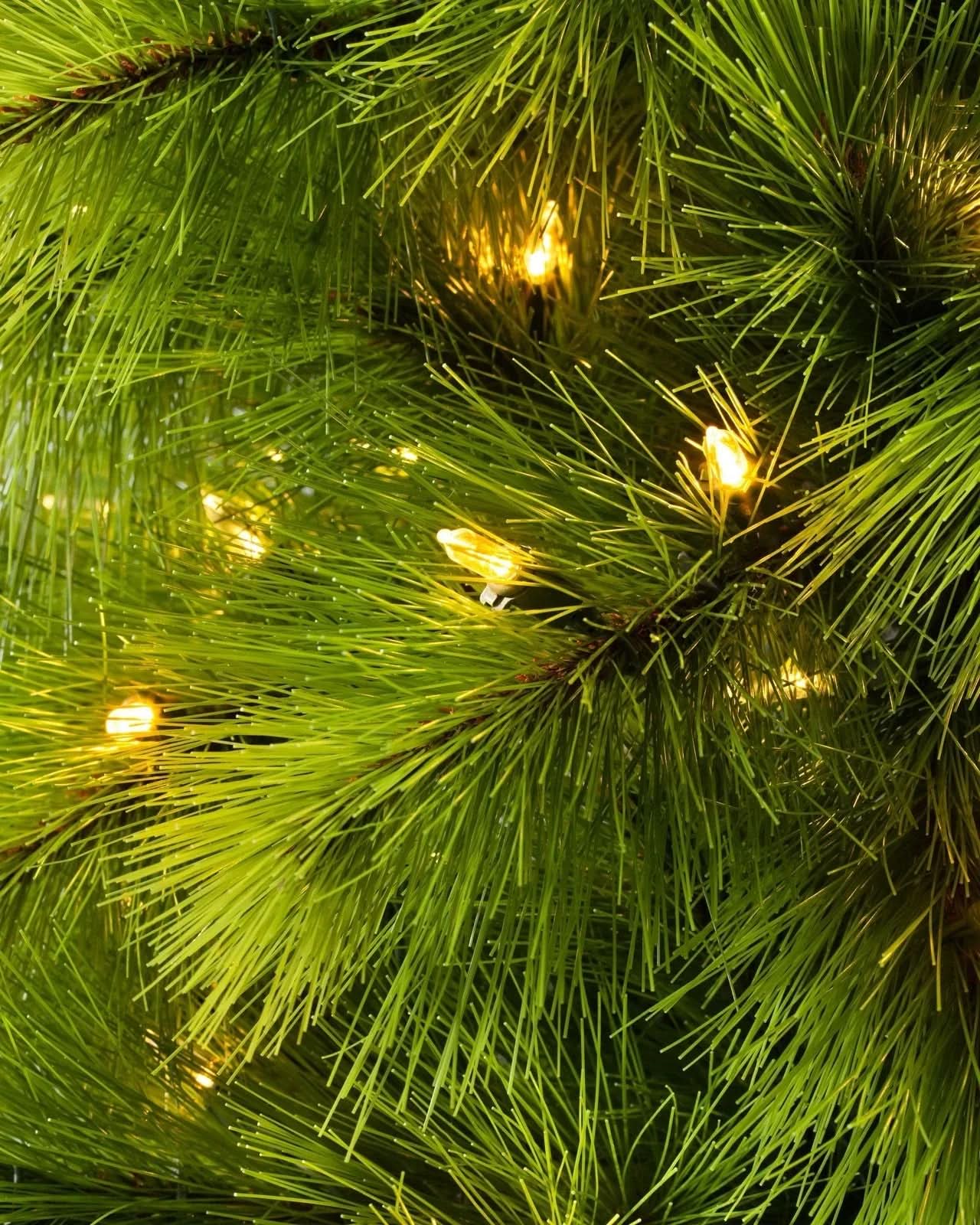 Árvore de Natal Monterey Pine Slim com Galhos Articulados, Suporte Metálico e Micro LEDs Embutidos - Imagem 4