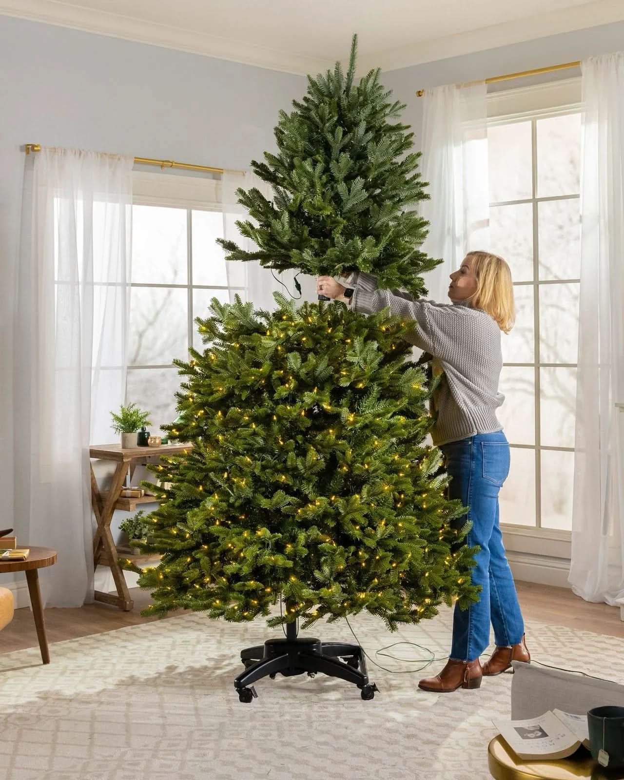 Árvore de Natal Verde Premium com Galhos Articulados, Suporte Metálico com Rodinhas e Micro LEDs Embutidos - Imagem 4
